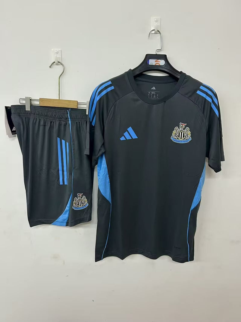 CAMISETA + PANTALONES NEWCASTLE I 25/26