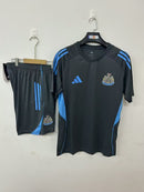 CAMISETA + PANTALONES NEWCASTLE I 25/26